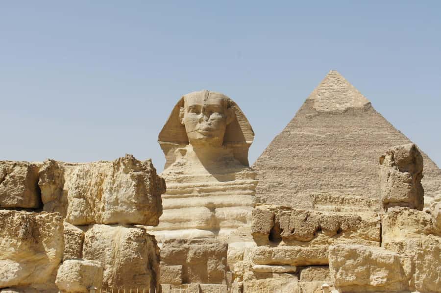 From Hurghada: Pyramids and Egyptian Museum Tour & Boat Ride - Seeing all three Pyramids of Giza