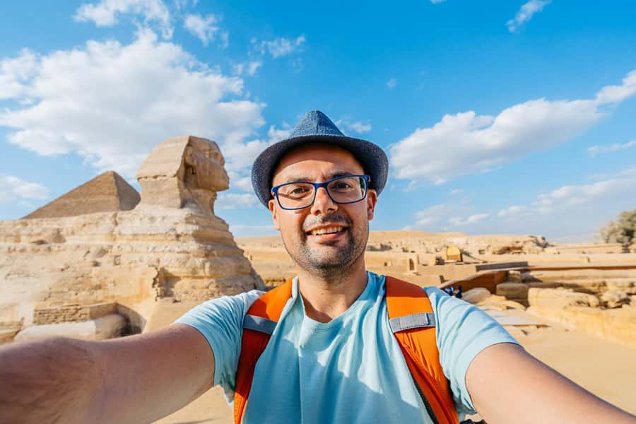 From Hurghada: Pyramids & Museum Small Group Tour by Van - Seeing the Giza Pyramids and Great Sphinx