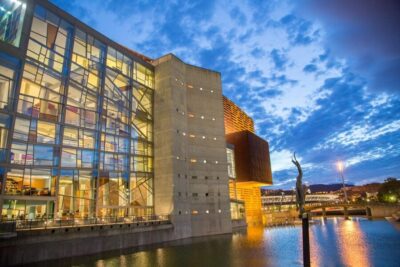 From San Sebastian: Bilbao, Guggenheim & Dragonstone Tour