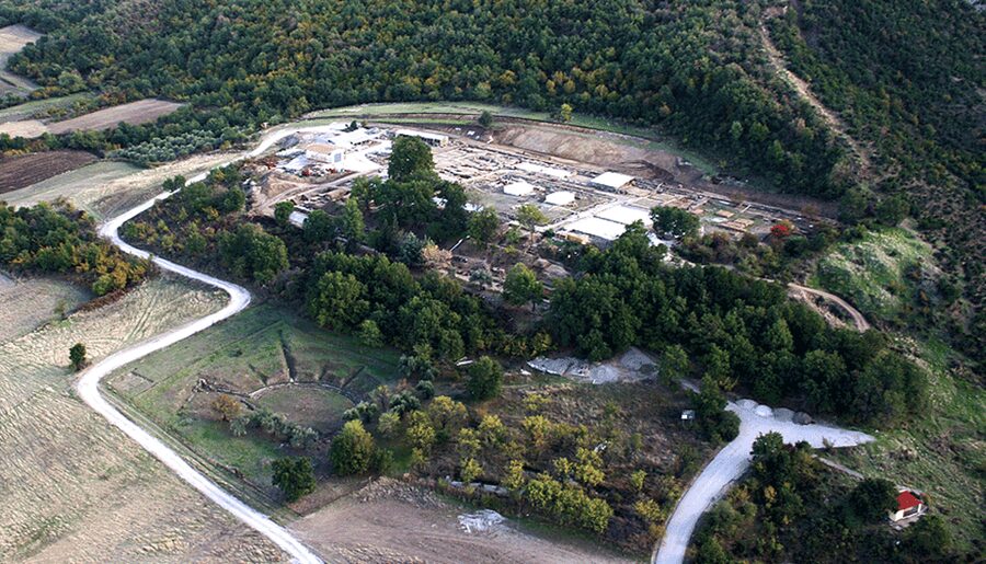 From Thessaloniki: Aigai Royal Tombs & Pella Museum Day Trip - Pella Museum: gold, mosaics, and a vanished capital