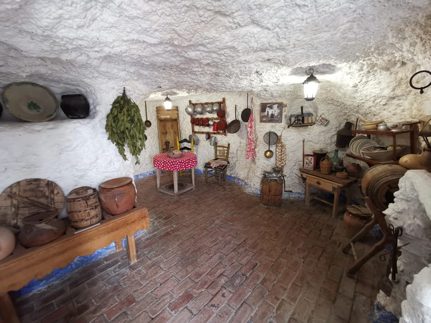 Granada: Albaicín, Sacromonte & Museum of Caves Walking Tour - Sacromonte’s views and cave streets