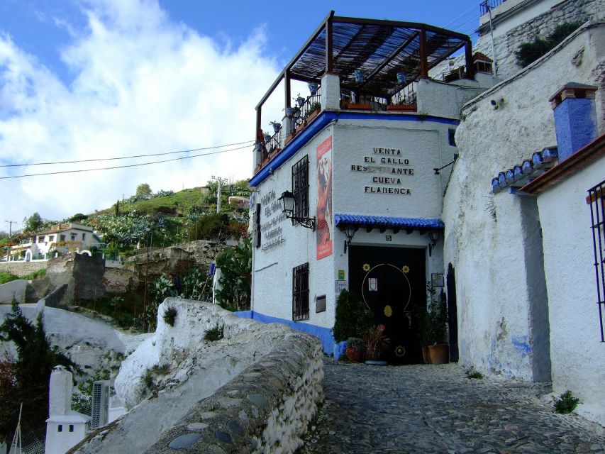 Granada: Albaicín, Sacromonte & Museum of Caves Walking Tour - The short ride to Sacromonte