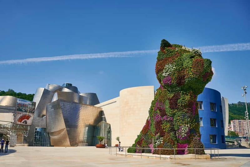 Guided tour of the exterior and access to the Guggenheim Museum - Reading Frank Gehry’s titanium curves