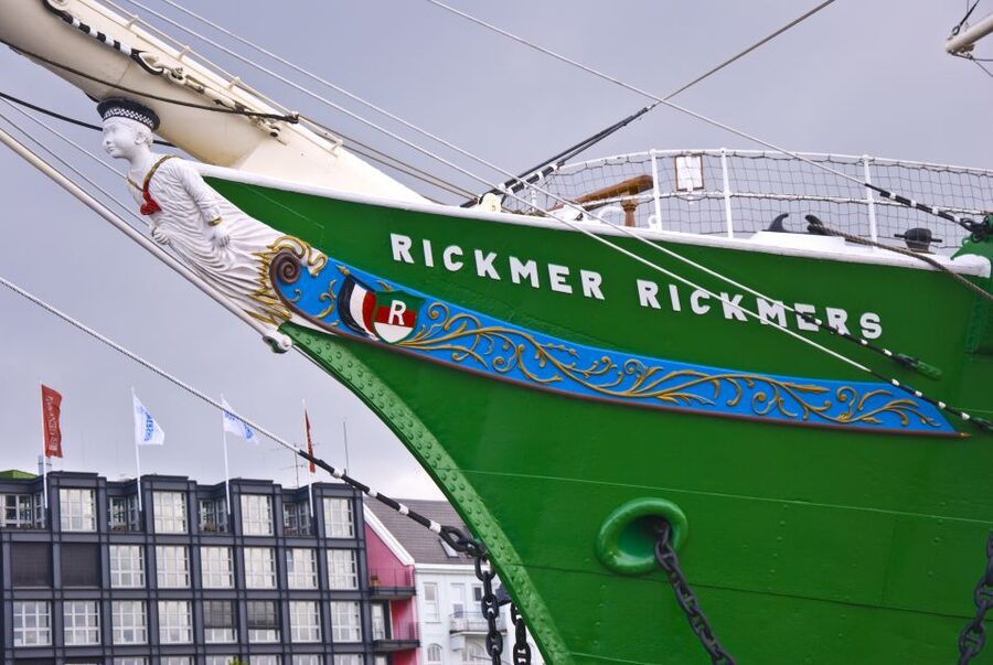 Hamburg: RICKMER RICKMERS Museum Entry Ticket - Walking through the restored crew and officers’ quarters
