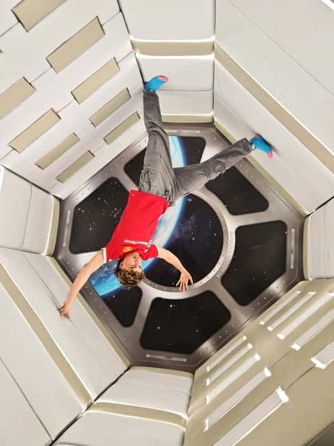 Hamburg: Ticket for the Paradox Museum - Alter Wall sets the scene for a compact indoor adventure