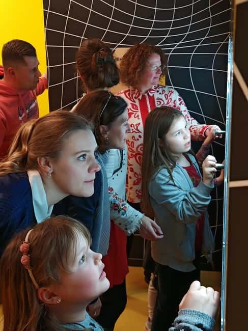 Hamburg: Ticket for the Paradox Museum - A strong choice for families and mixed-age groups