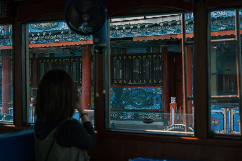 Hong Kong: Aberdeen Boat Tour and Visit Floating Museum - Inside the 1980s houseboat museum