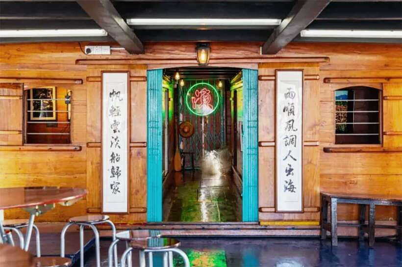 Hong Kong: Aberdeen Boat Tour and Visit Floating Museum - Rooftop photos and the underwater illusion
