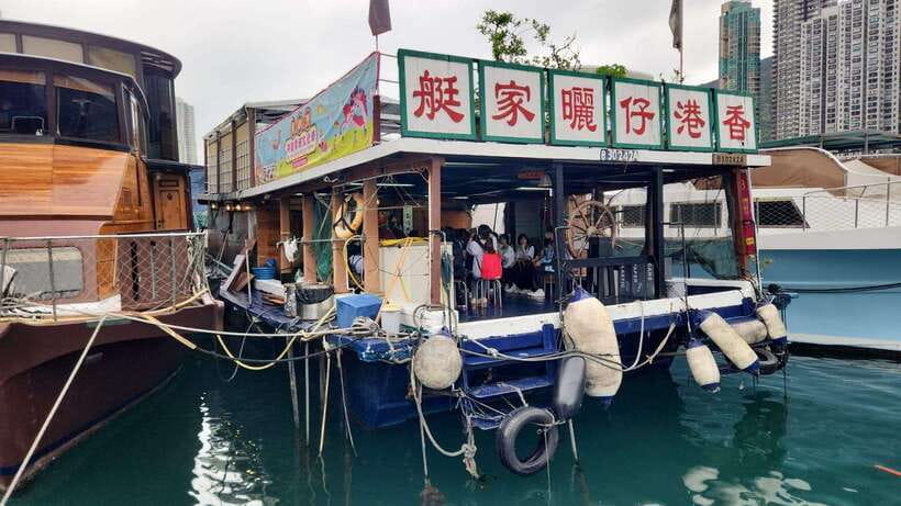 Hong Kong: Aberdeen Boat Tour and Visit Floating Museum - Choosing between boat noodles and a seafood meal