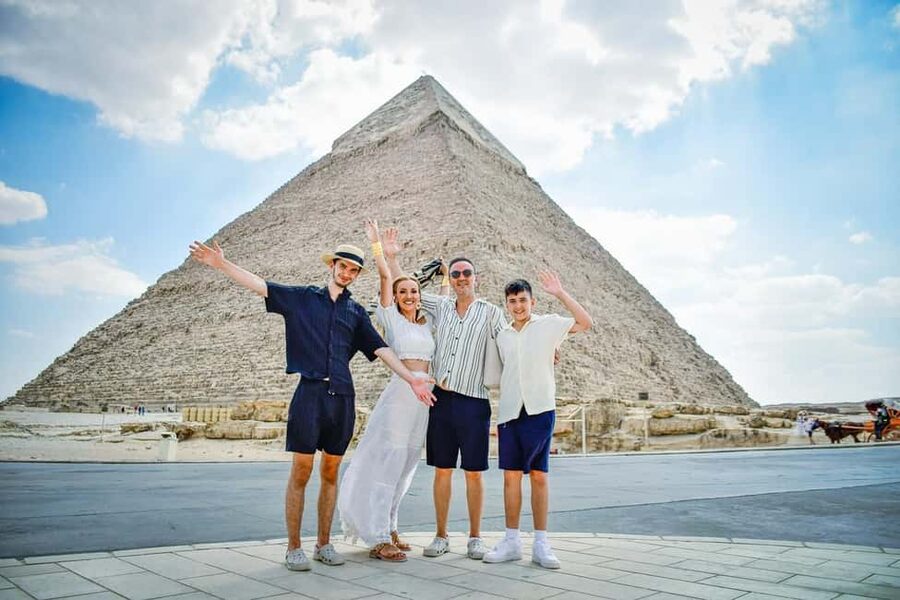 Hurghada: Cairo Pyramids, Sphinx & Egyptian Museum Day Trip - Seeing the Great Pyramid at Giza