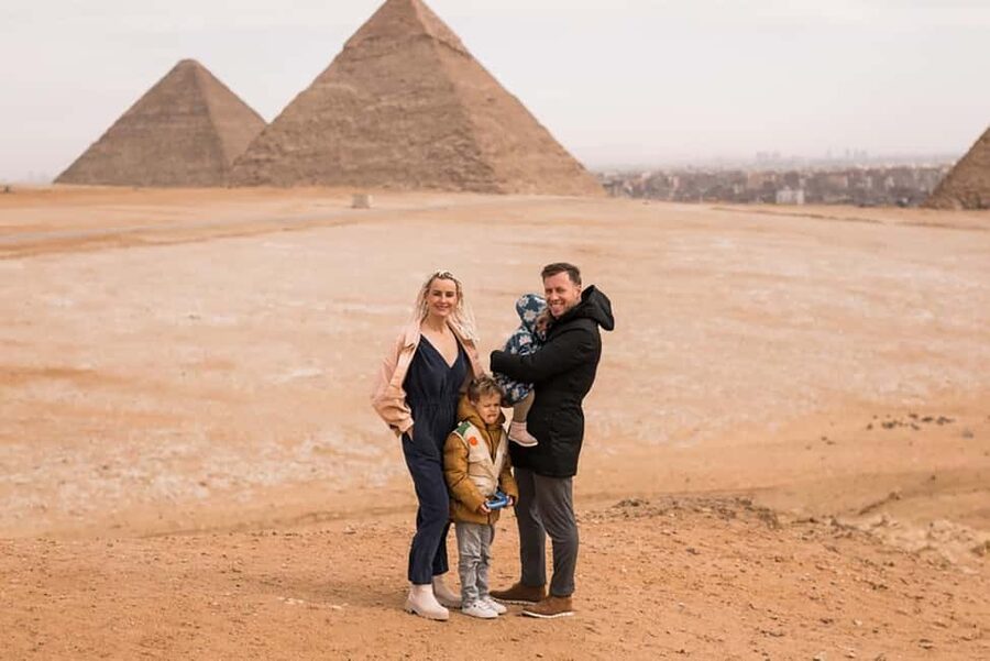 Hurghada: Cairo Pyramids, Sphinx & Egyptian Museum Day Trip - Lunch at a Cairo restaurant