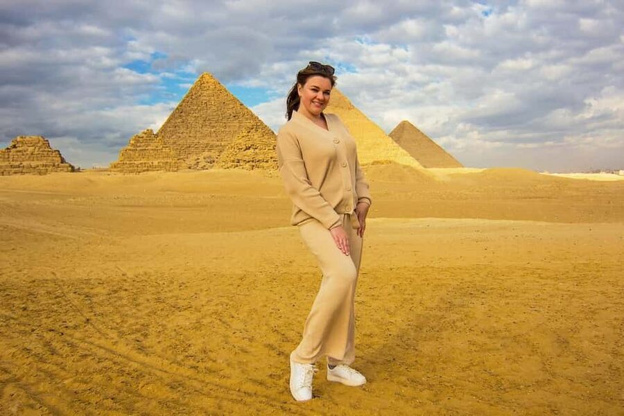 Hurghada: Cairo Pyramids, Sphinx & Egyptian Museum Day Trip - What the guides add to the experience