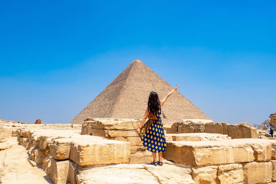Hurghada: Cairo Pyramids, Sphinx, Museum & Bazaar Day Tour - Seeing the three pyramids at Giza
