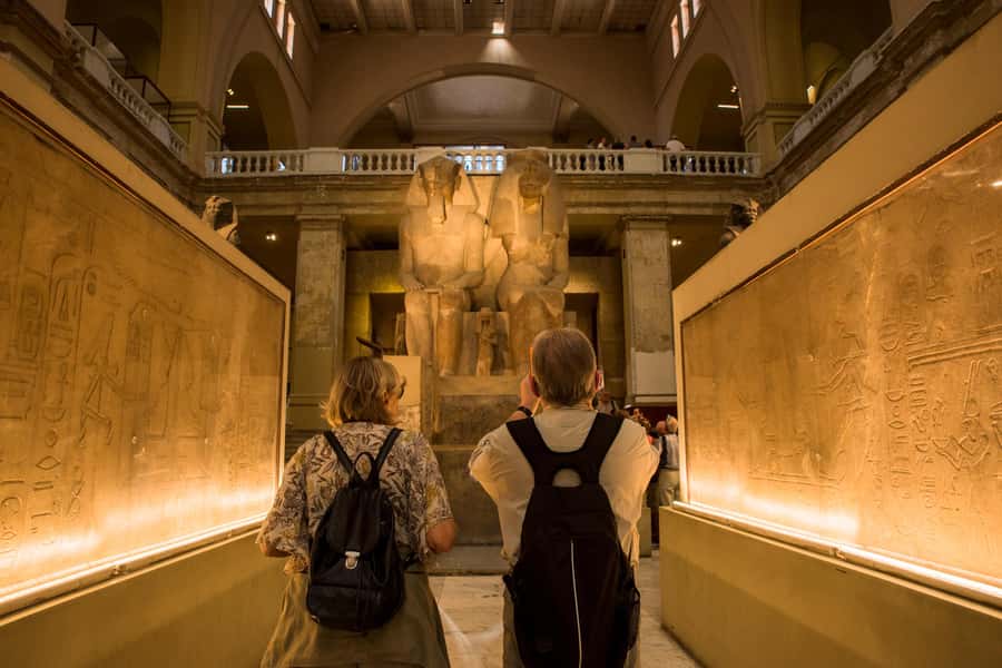 Hurghada: Giza Pyramids, Sphinx, Museum & Old Souq Day Trip - Lunch at a local restaurant