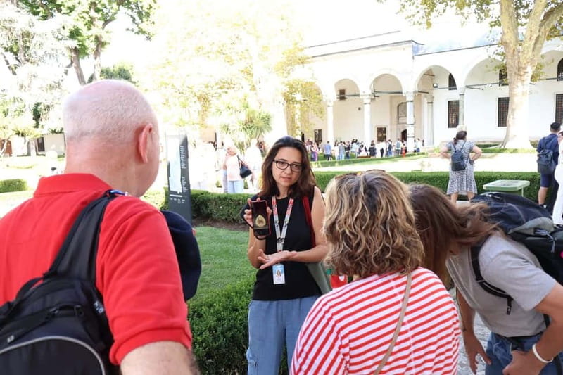 Istanbul: Topkapi Palace and Harem Museum Tour with Ticket - Entering the palace and finding the Ottoman court