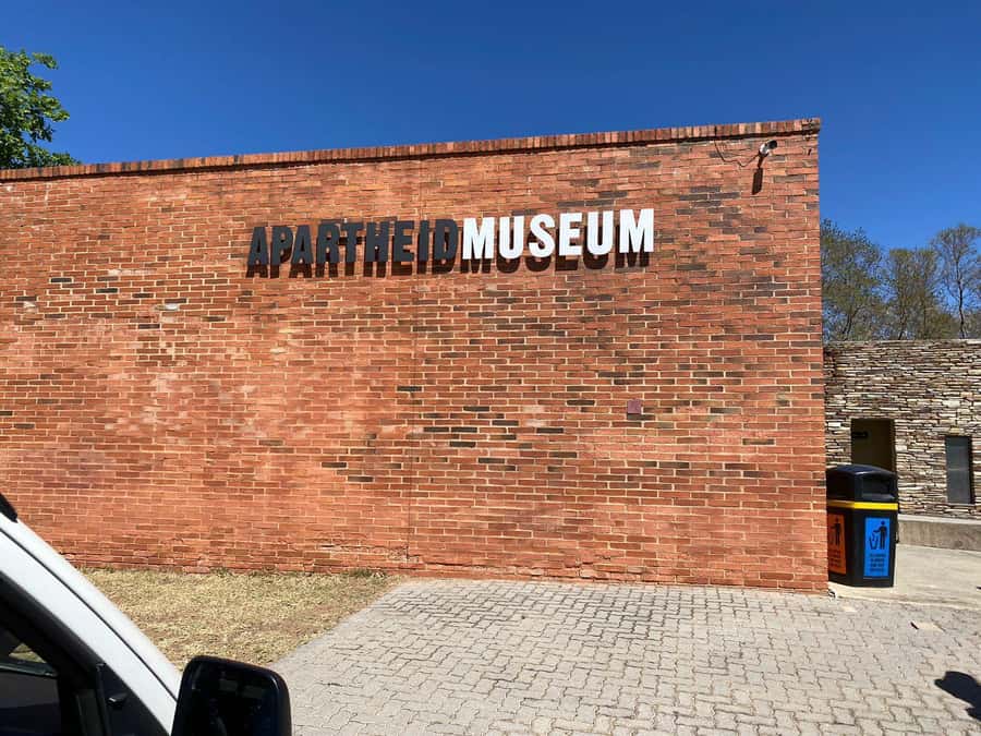 Johannesburg: Full-Day Tour with Soweto and Apartheid Museum - Constitution Hill: prison walls and a modern court