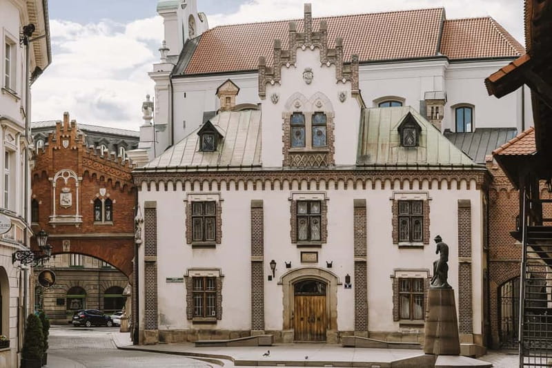 Krakow: City Card with Public Transport and Museums - The daily walking tour