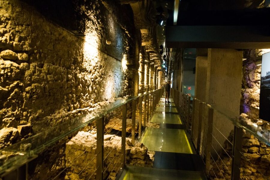 Krakow: Rynek Underground Museum Guided Tour & Stories - Descending to the 12th and 13th-century streets