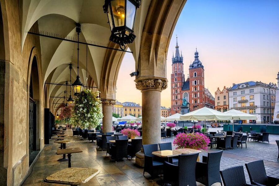 Krakow's Rynek Underground Museum Tour with Ticket and Guide - Following the medieval streets and market stalls