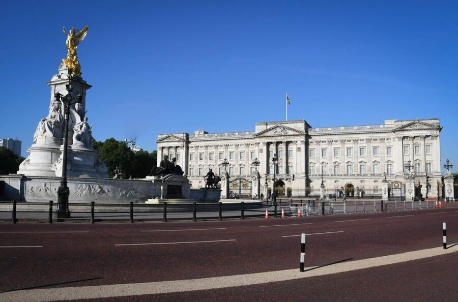 London: Sherlock Holmes Museum & Westminster Walking Tour - Trafalgar Square and Whitehall: London in open view