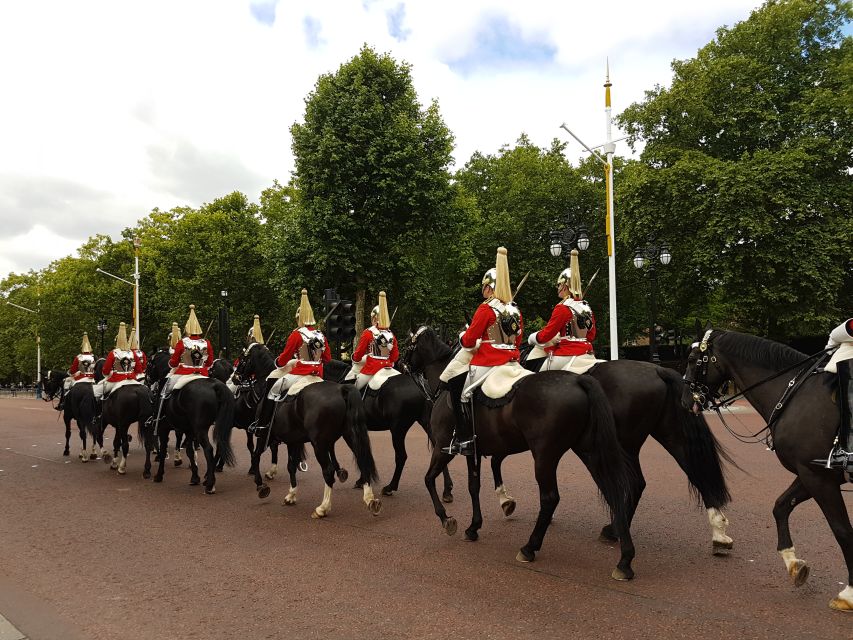 London: Top 30 Sights Tour and Sherlock Holmes Museum - Starting beside the Ritz and crossing Green Park
