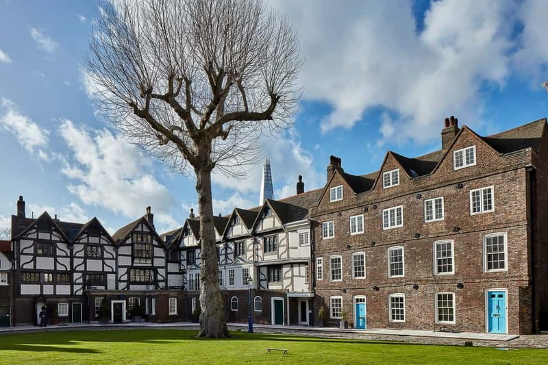 London: Tower of London and Crown Jewels Exhibition Ticket - Seeing the Crown Jewels before the crowds