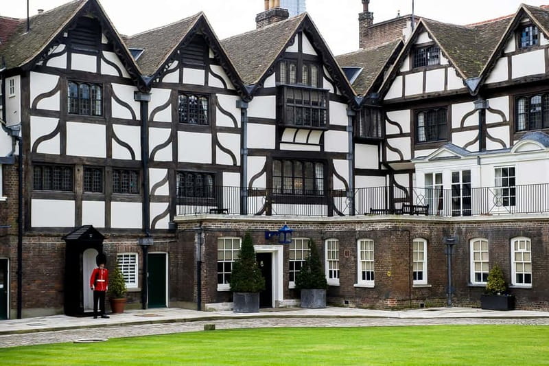 London: Tower of London and Crown Jewels Exhibition Ticket - Joining the Yeoman Warder tour