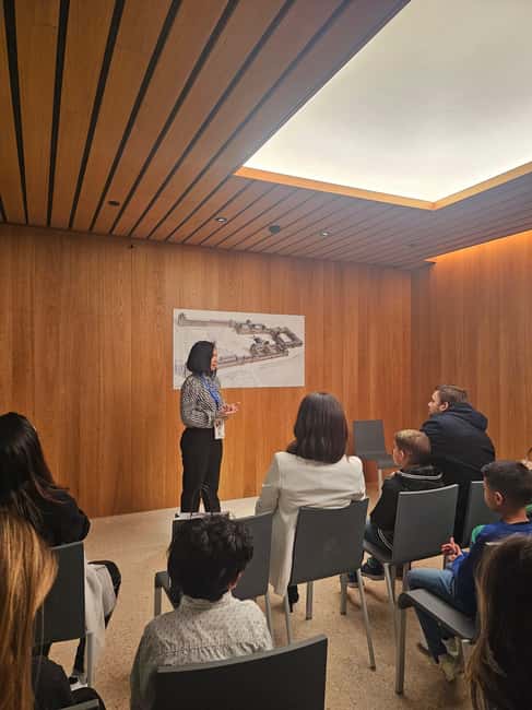 Louvre Museum (Essential) – 2-hour visit in Portuguese with a photo session - Meeting at the Napoleon Wing