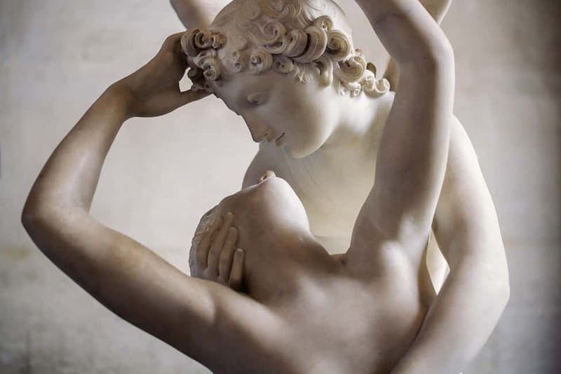 Louvre Museum: Mona Lisa Without the Crowds Last Entry Tour - Finding the guide at the Carrousel
