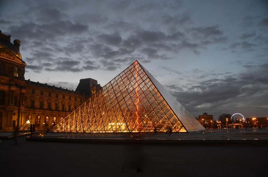 Louvre Museum Timed Entrance Ticket with Audio Guide - Arriving at the Louvre and using the timed entrance
