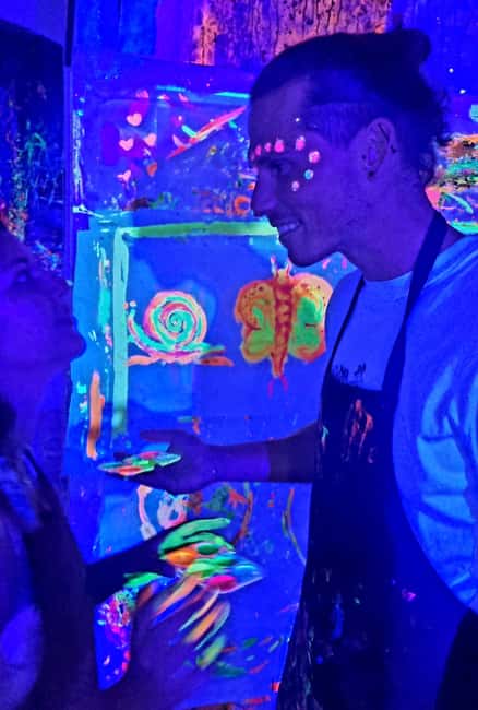 Lyon : Neon painting in an artist's studio - gallery - Entering Atelier Mory near Croix Paquet