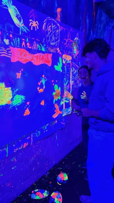 Lyon : Neon painting in an artist's studio - gallery - Learning fluorescent painting without a formal class