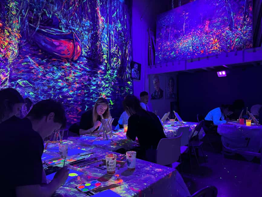 Lyon : Neon painting in an artist's studio - gallery - How the 1 hour 45 minute session works