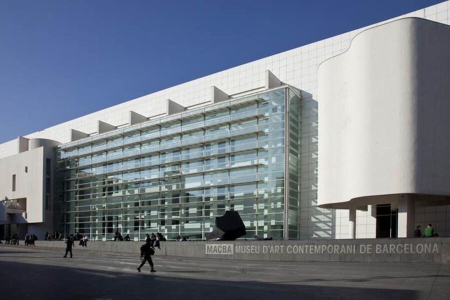 MACBA Barcelona – Contemporary Art Experience - Arriving at Plaça dels Àngels