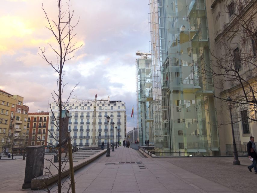 Madrid: Guided visit to Reina Sofia Museum- SMALL GROUP - Meeting your guide beside the Lichtenstein sculpture