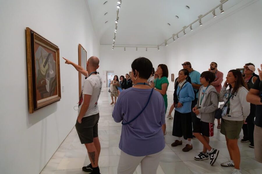 Madrid: Reina Sofia and Prado Museum Tickets and Guided Tour - Seeing Guernica at the Reina Sofía