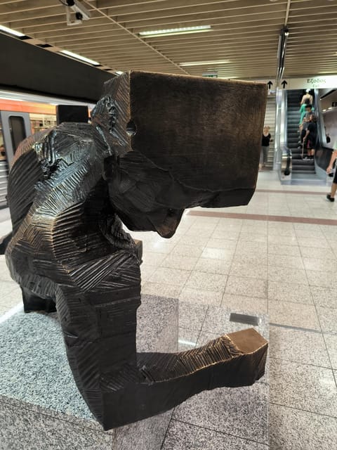 Madrid: Reina Sofia Museum Private Tour with Skip-the-Line - What the 2.5-hour route feels like
