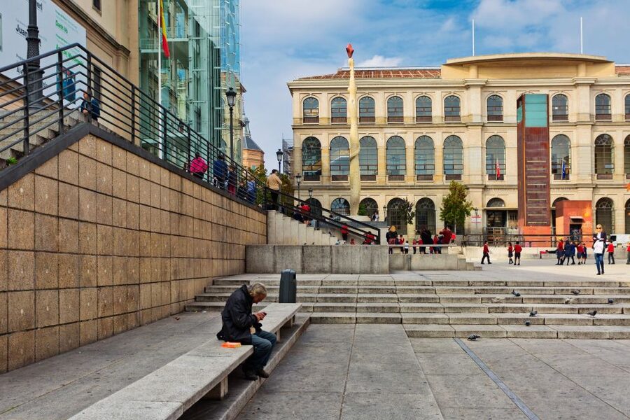 Madrid: Reina Sofia Museum Private Tour with Skip-the-Line - Meeting your guide and walking through Madrid