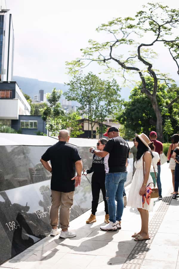 Medellín: Pablo Escobar Tour incl. museum & transportation - Montesacro Cemetery and Escobar’s grave