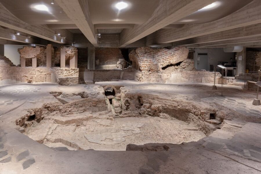 Milan: Cathedral, Archeological Area and Museum Ticket - Start with the cathedral interior