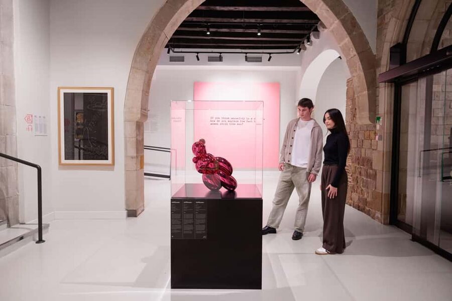 Moco Museum Barcelona: Modern & Contemporary Art - The audio guide and wayfinding