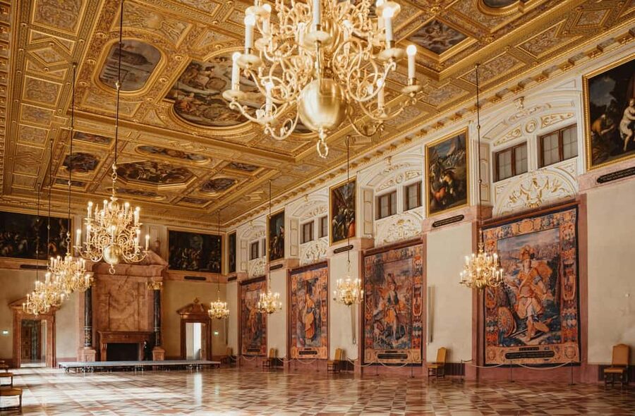 Munich: Residenz Museum Tickets and 2,5-hour Guided Tour - Meeting your guide at Residenzstraße 11