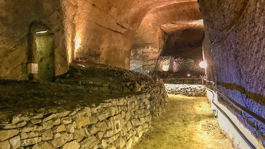 Naples: City and Lapis Museum Tour with an Archaeologist - Why Naples makes sense from below