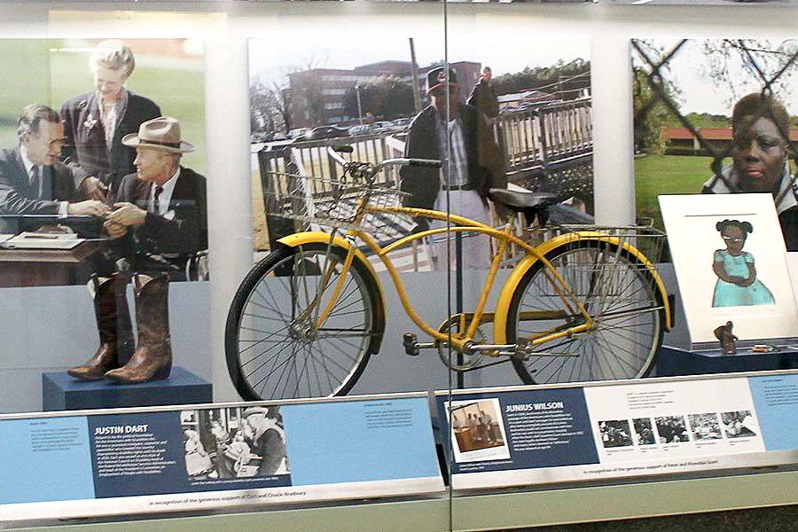 National Museum of American History: Guided Tour - Why a guide helps inside this Smithsonian museum