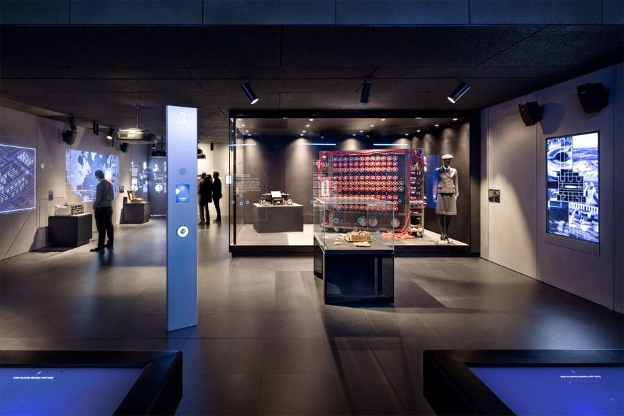 New York: SPYSCAPE Spy Museum & Experience - Entering SPYSCAPE on Eighth Avenue