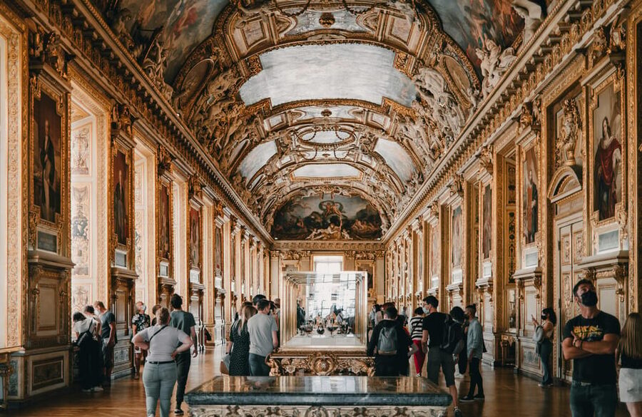 Night at the Louvre Museum: 6-people Max Guided Exploration - Accessibility and physical demands