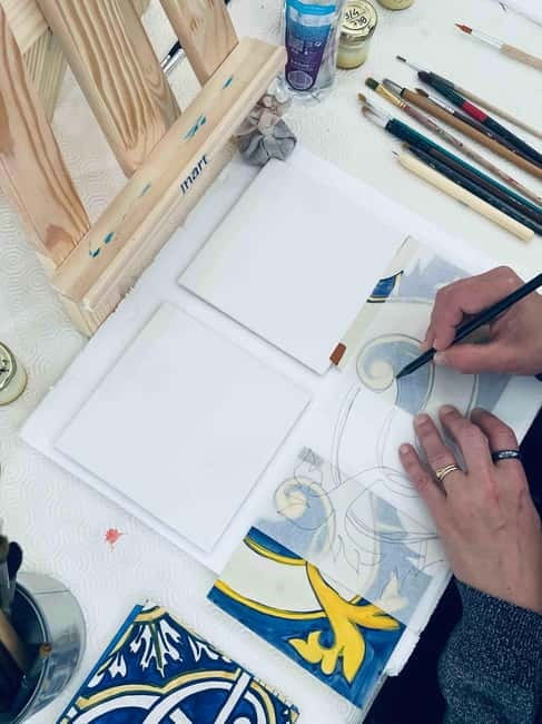 Paint your tile and create your unique piece in an art gallery in Lisbon - The technical demonstration: glaze, pigments, lines, and filling