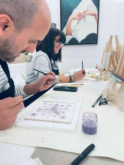 Paint your tile and create your unique piece in an art gallery in Lisbon - The main hour: creating two personal tiles