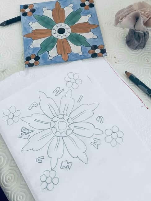Paint your tile and create your unique piece in an art gallery in Lisbon - Why beginners and families can handle it