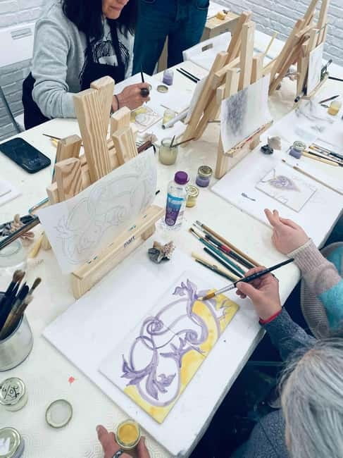 Paint your tile and create your unique piece in an art gallery in Lisbon - The final 15 minutes: understanding the kiln process